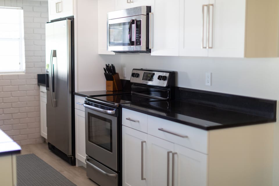 Kitchen Offers Fridge, Oven, Microwave and Dishwasher