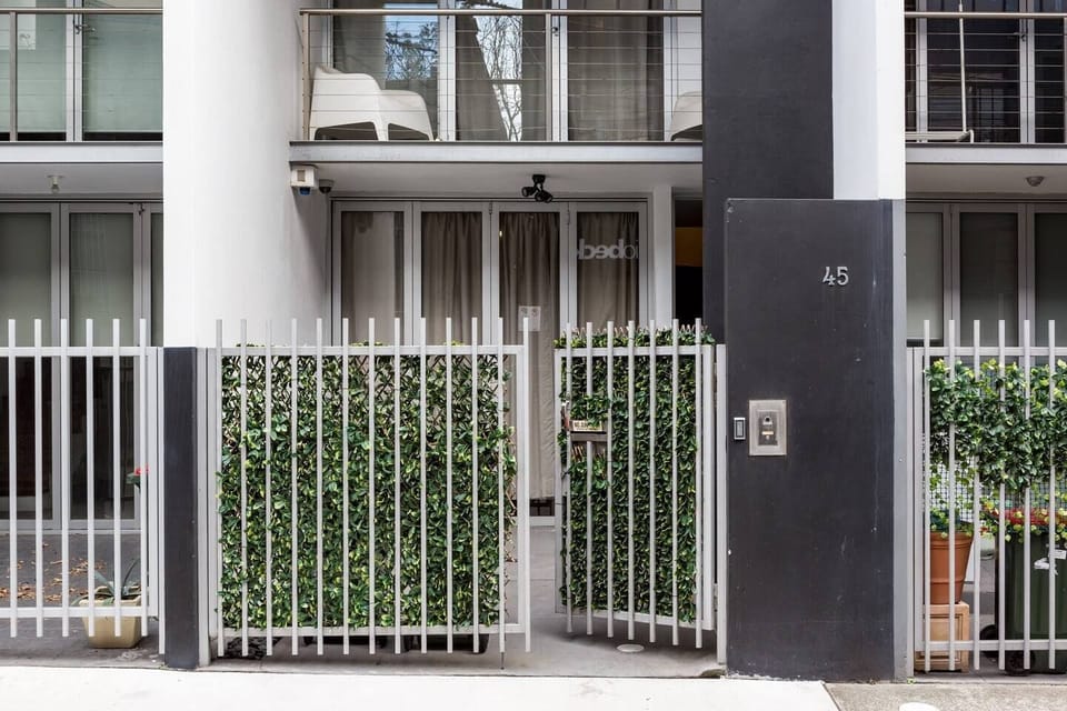 This modern terrace house sits in the heart of buzzing Redfern with abundant cafes, restaurants and nightlife on its doorstep. 