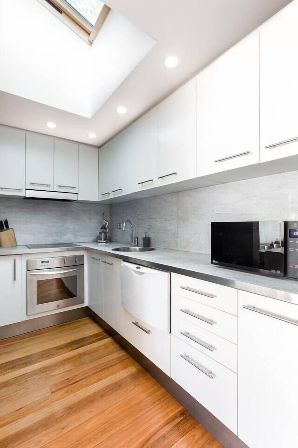 Whip up a delicious meal in the gourmet kitchen. It's fitted with a European induction cooktop, microwave, oven and dishwasher.
