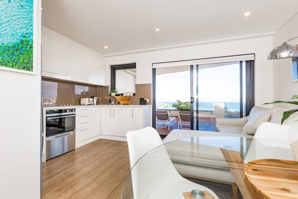 ‎The kitchen and lounge area extend to the balcony, allowing the ocean breeze to gently flow through. 