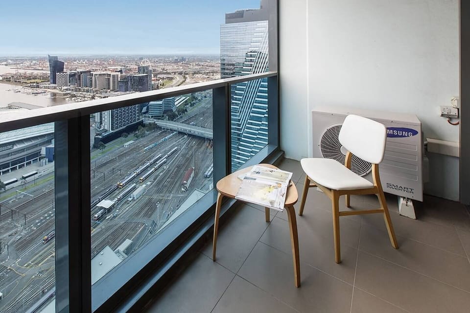 Enjoy a coffee on the furnished private balcony overlooking Marvel Stadium, the Melbourne Wheel, the Docklands skyline and Victoria Harbour
