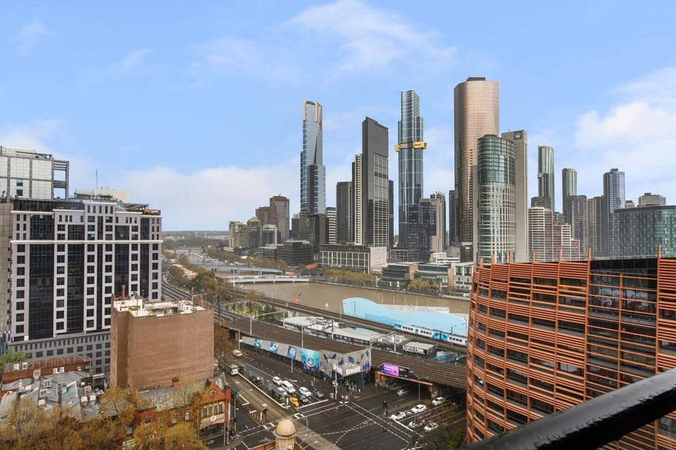 Capturing views across the Yarra and city skyline, this apartment enjoys a coveted CBD address in the heart of Melbourne.
