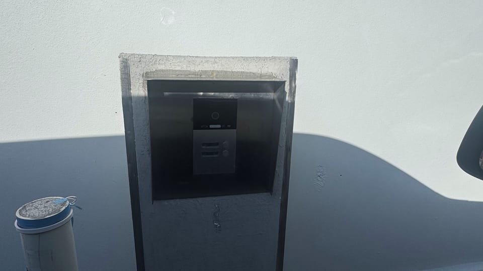 Intercom when arriving by car