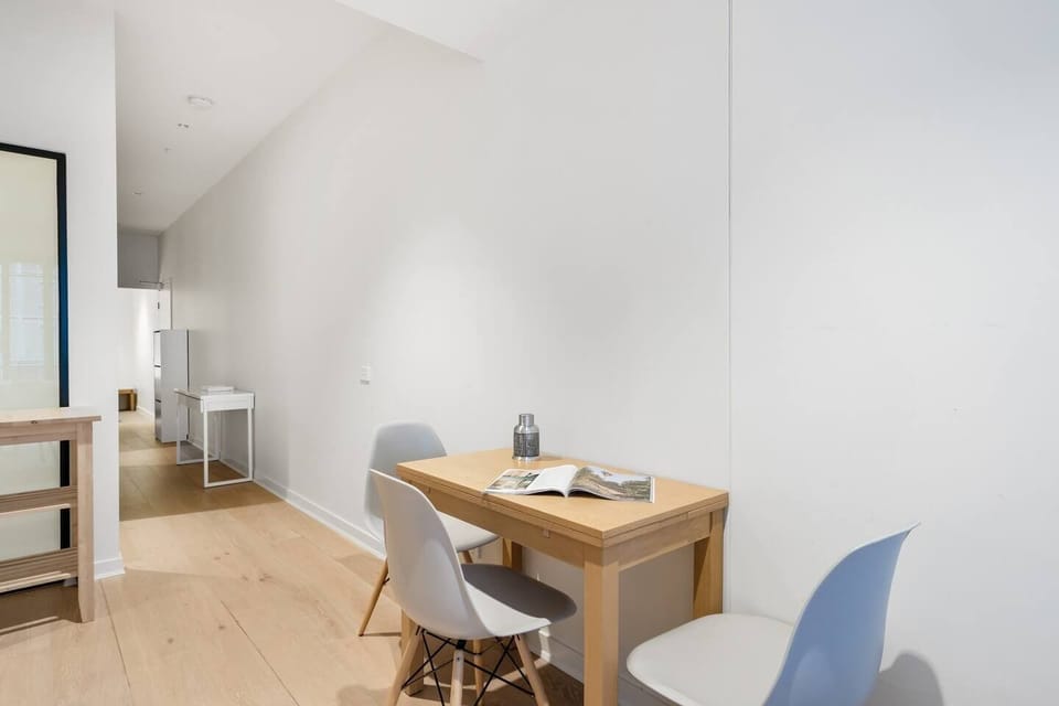 Sit down to a meal at home at the dining table, or discover the many restaurants on your doorstep.