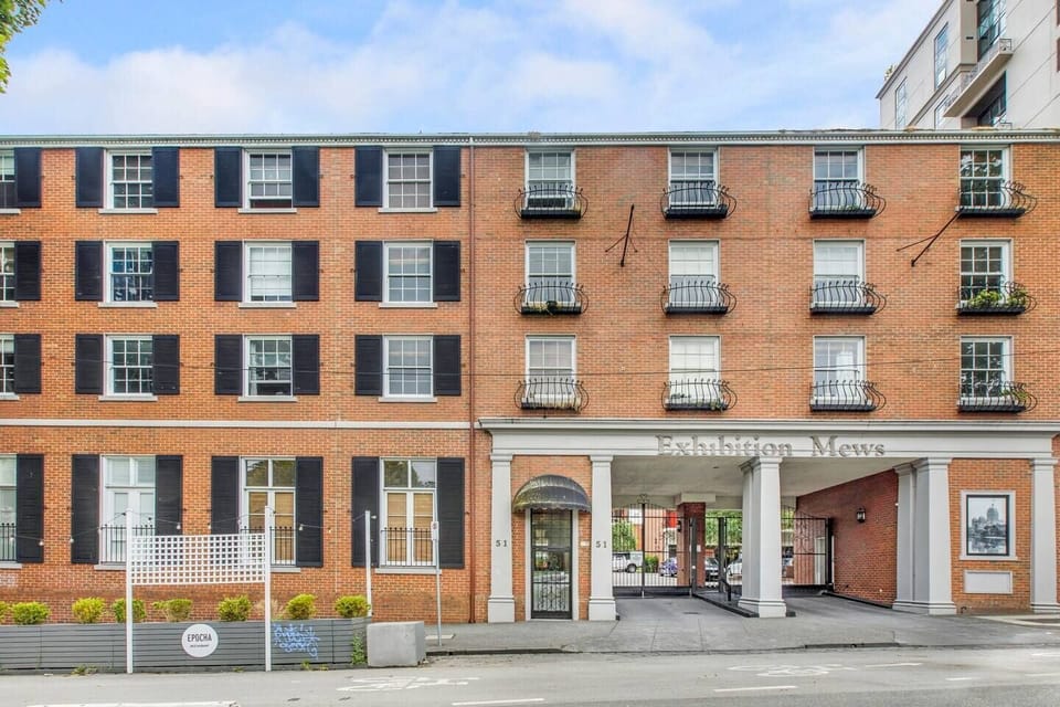 The apartment is right across the street from Carlton Gardens housing the Melbourne Museum.