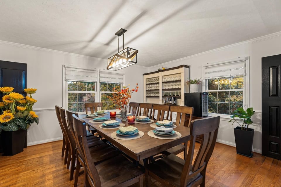 Large dining area- plenty of seating!