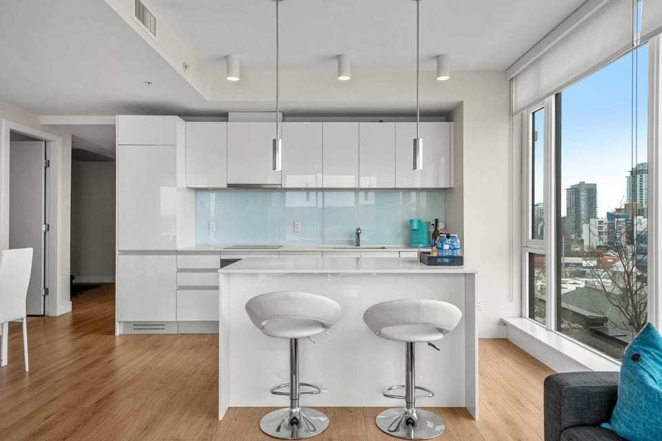 Kitchen Island (seatinf for 2), fully equipped kitchen