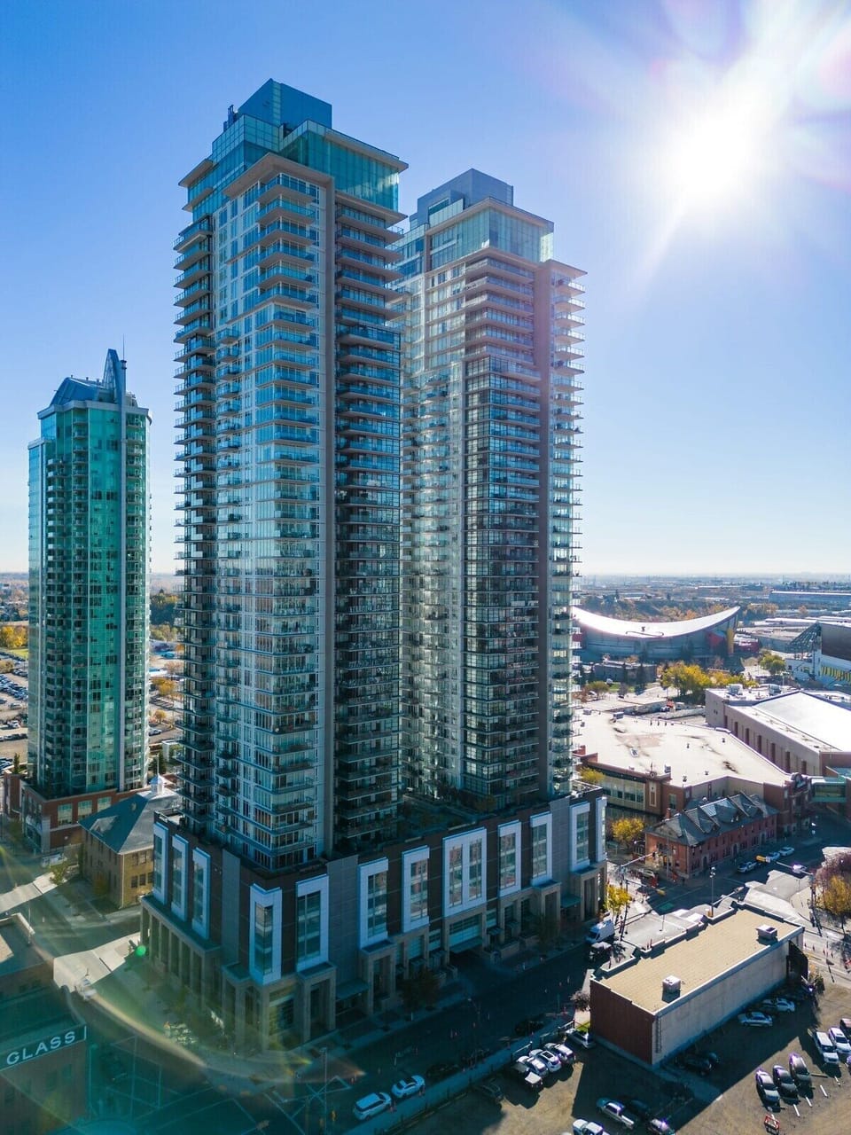 The Guardian towers near all the downtown city action! Saddledome, BMO Center, Stampede Grounds and more!