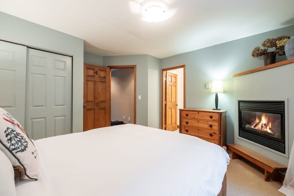4th bedroom: Queen bed