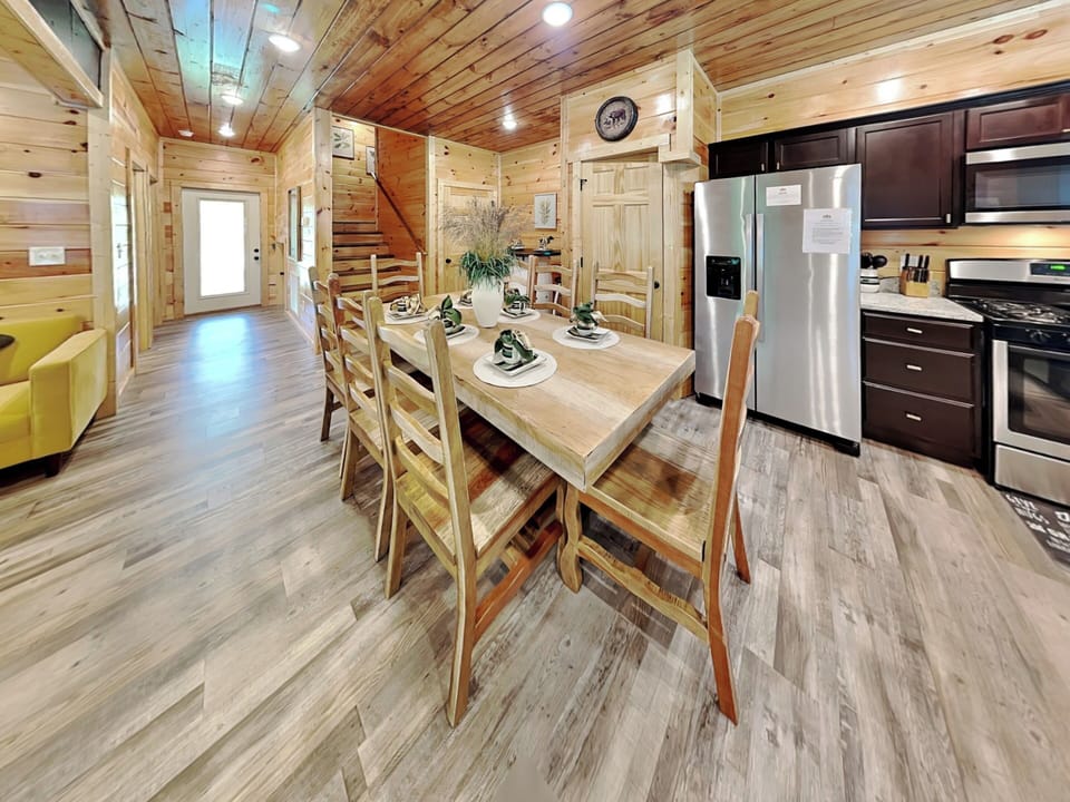 Dining Area - Seating for 8