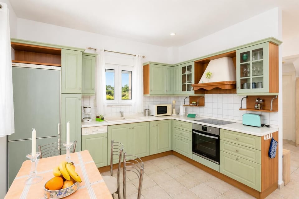 Equipped kitchen with dining area