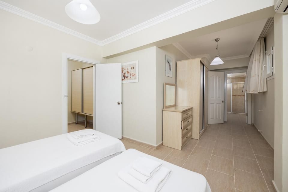 Twin bedroom with en suite bathroom and A/C