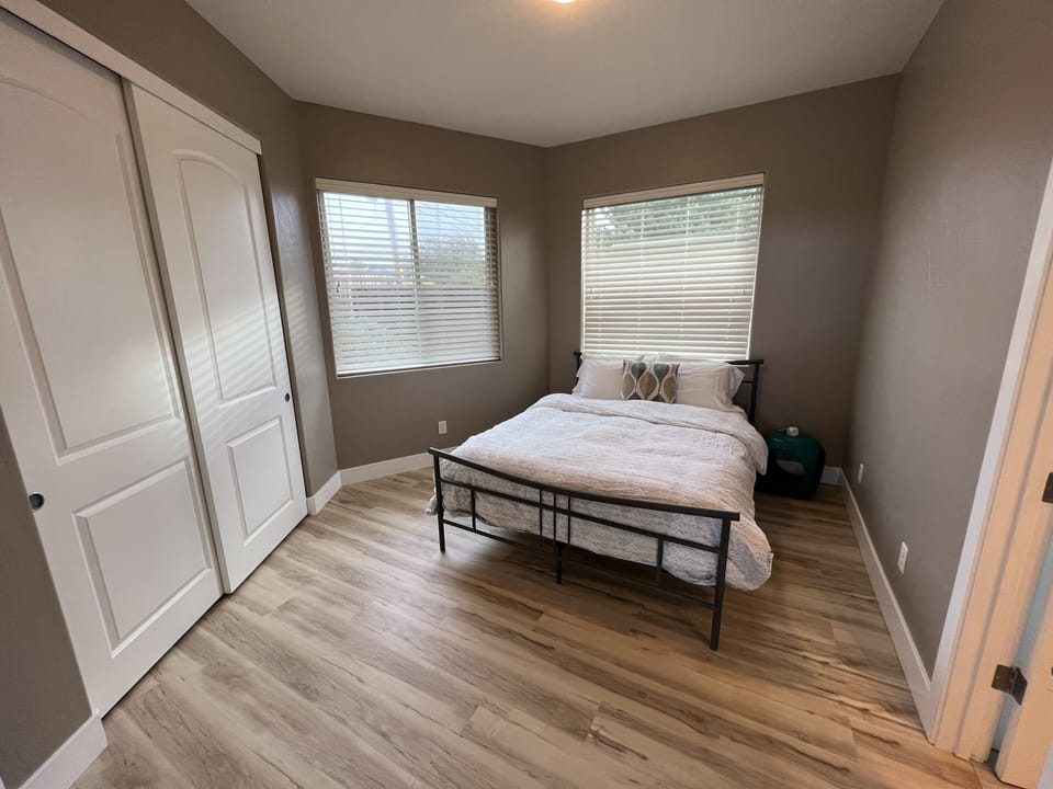 Bedroom #1 queen bed