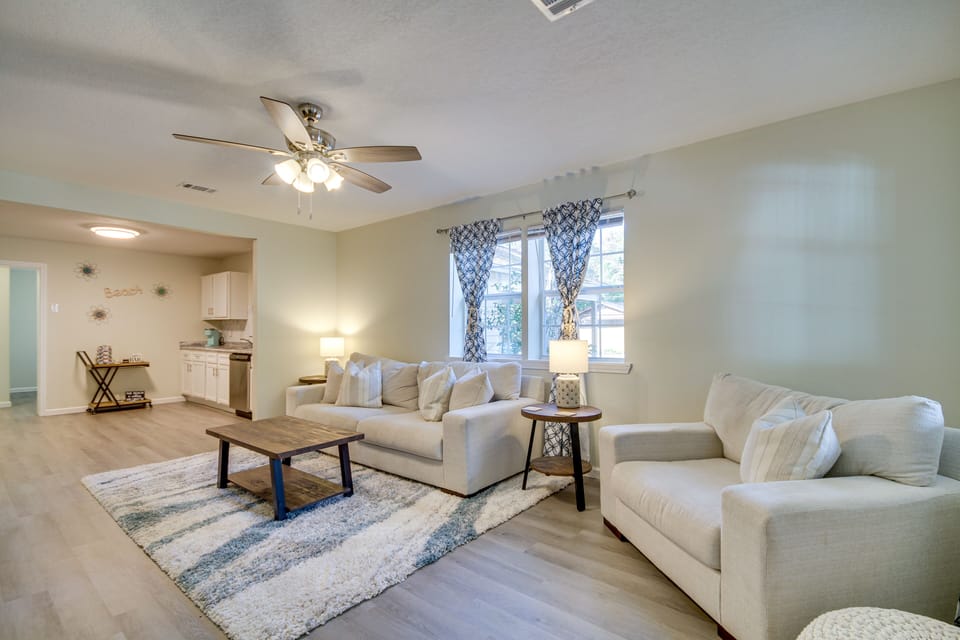 Living Room | Smart TV | Central A/C & Heat