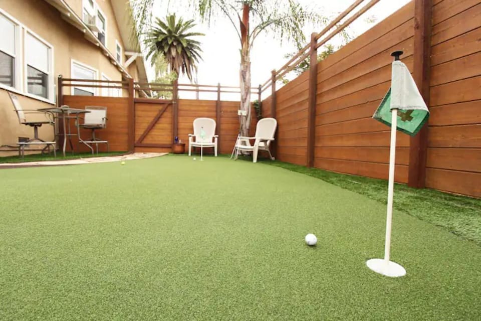 Another putting green image.
