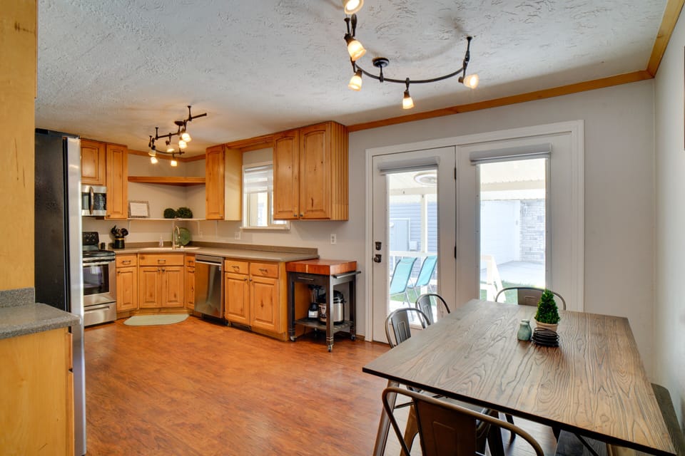Kitchen & Dining Area | 1st Floor | Coffee Pot | Blender | Toaster