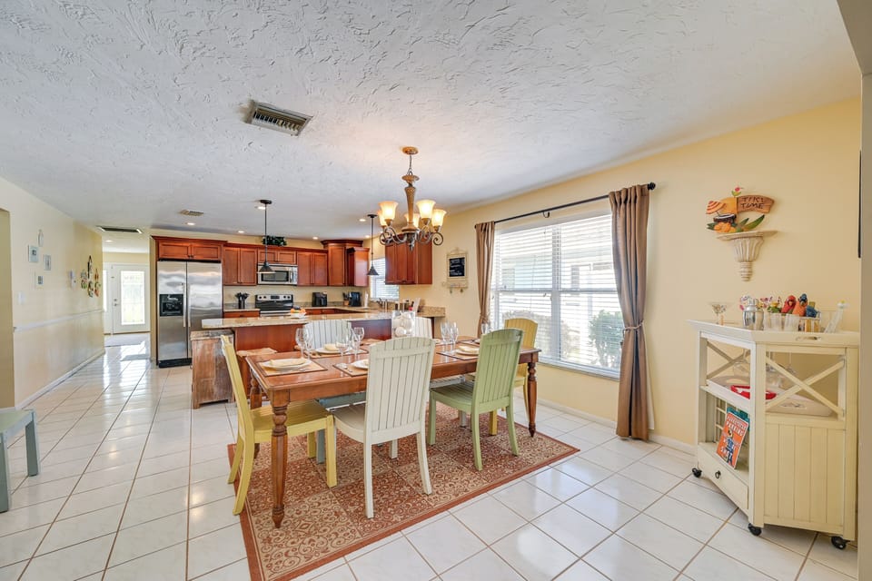 Dining Area | Dishware/Flatware Provided