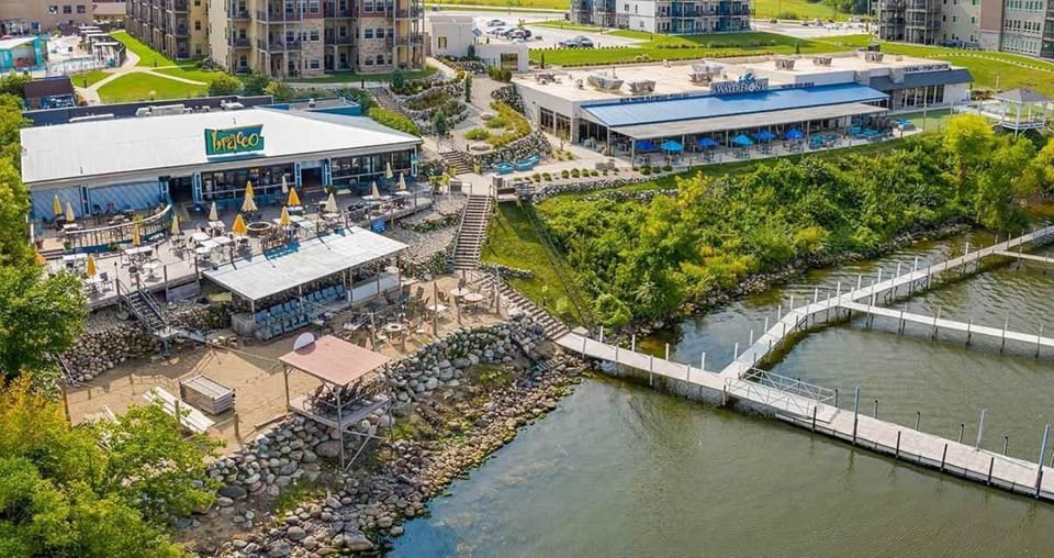 Two restaurants on resort w/ indoor/outdoor seating conveniently just steps away