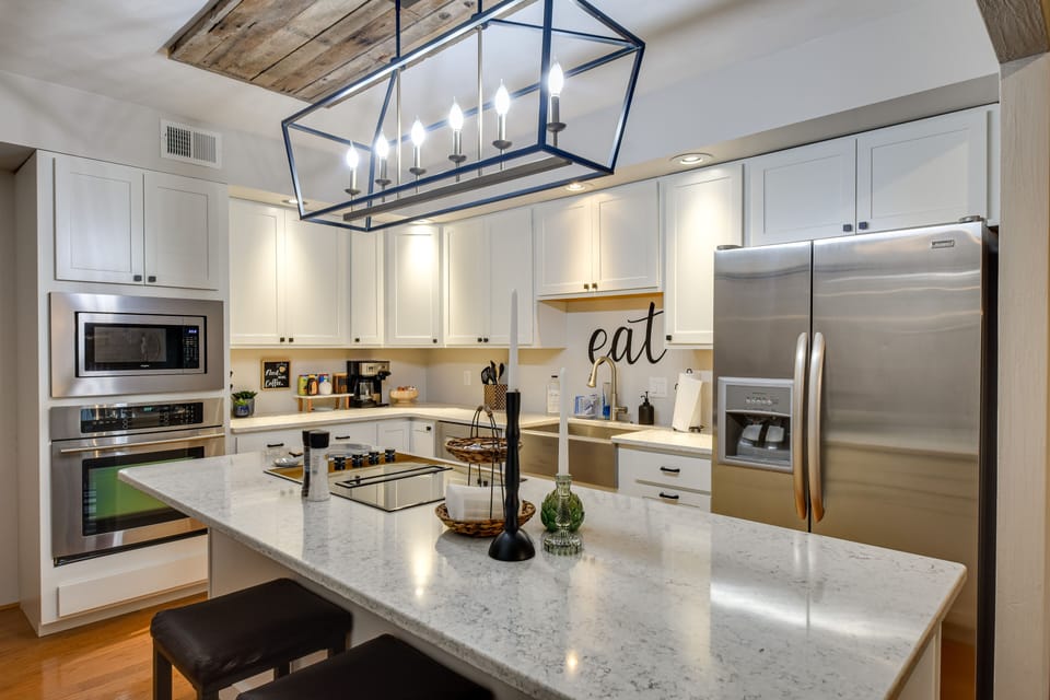 Kitchen | Cooking Basics | Dishware & Flatware | 4,018-Sq-Ft Interior