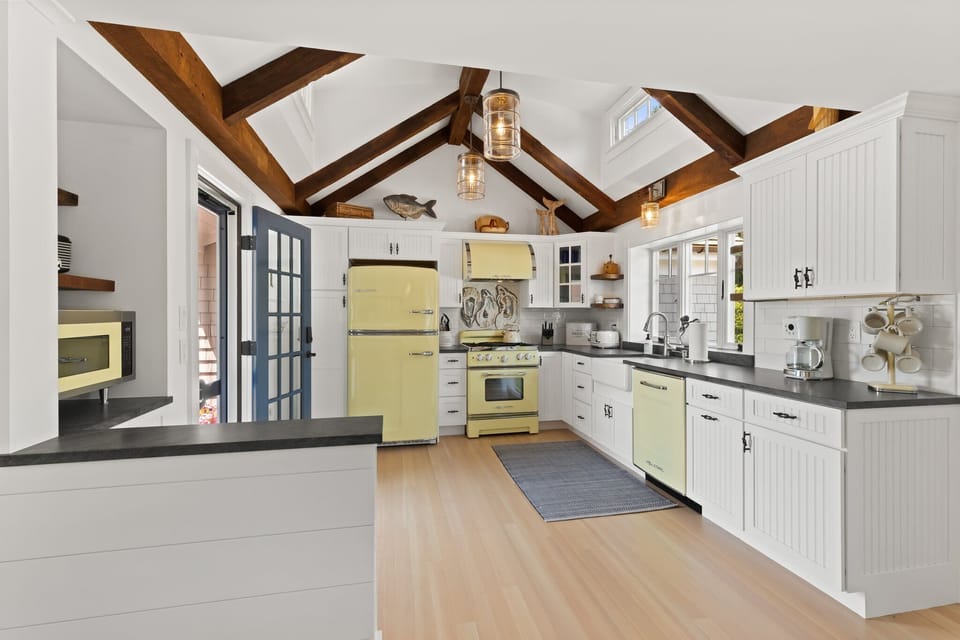 Bright & airy kitchen w/vintage appliances