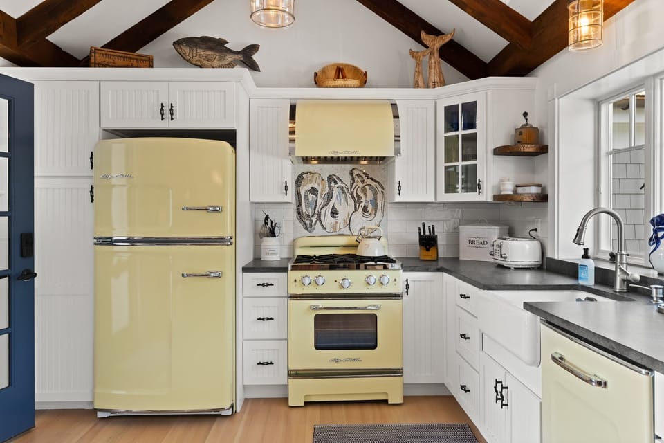 Ample cabinetry / fully stocked kitchen