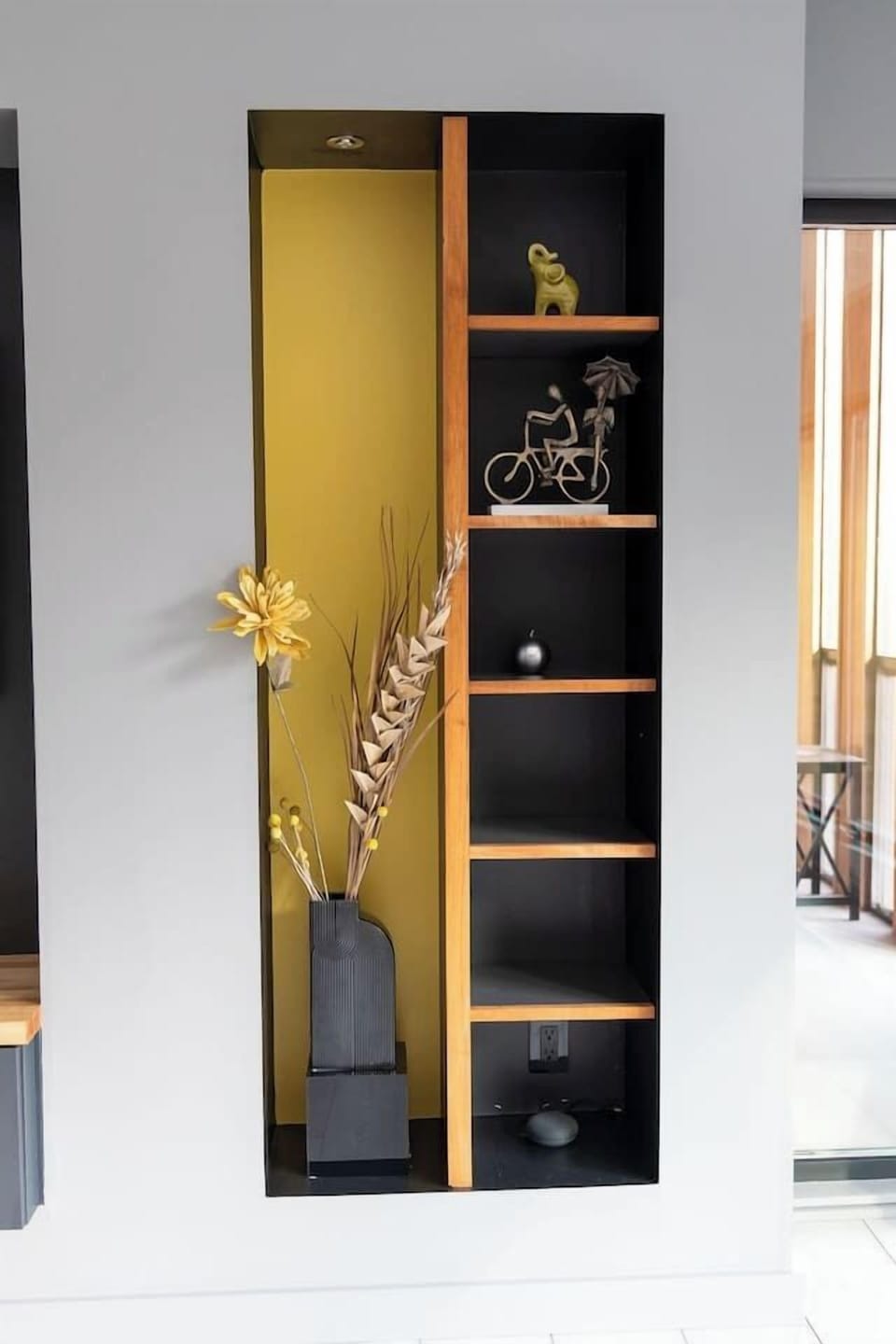 Stylish living room with minimalist décor, featuring clean lines, neutral tones, and a clutter-free design that creates a calm and inviting atmosphere.