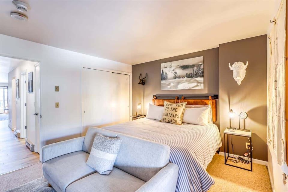 Bedroom w King Size Adjustable Bed, 75 Samsung TV
