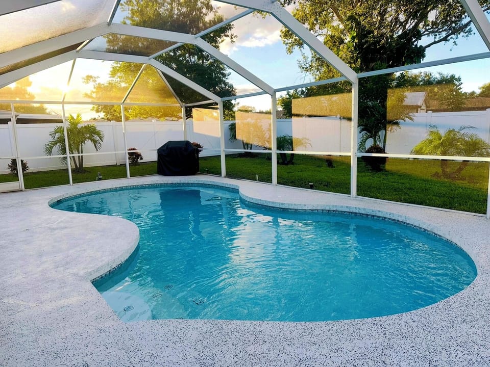 Brand new pool cage/lanaii