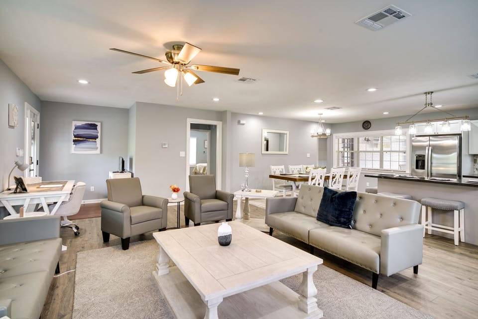 Living Room | Central Air Conditioning | Free WiFi