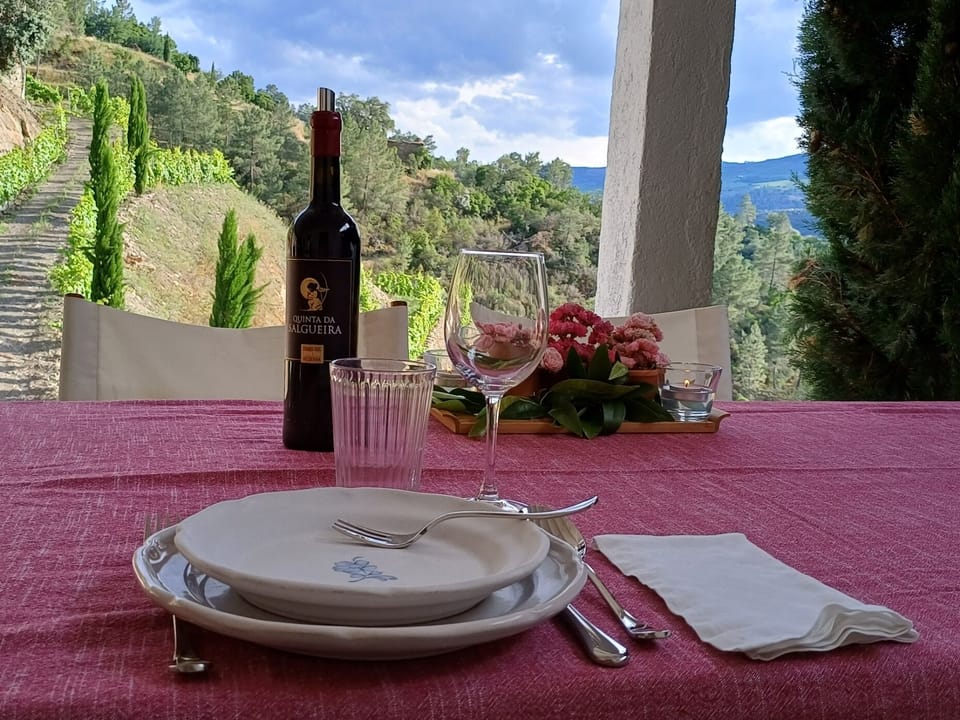 À espera do almoço com vinho da Quinta da Salgueira