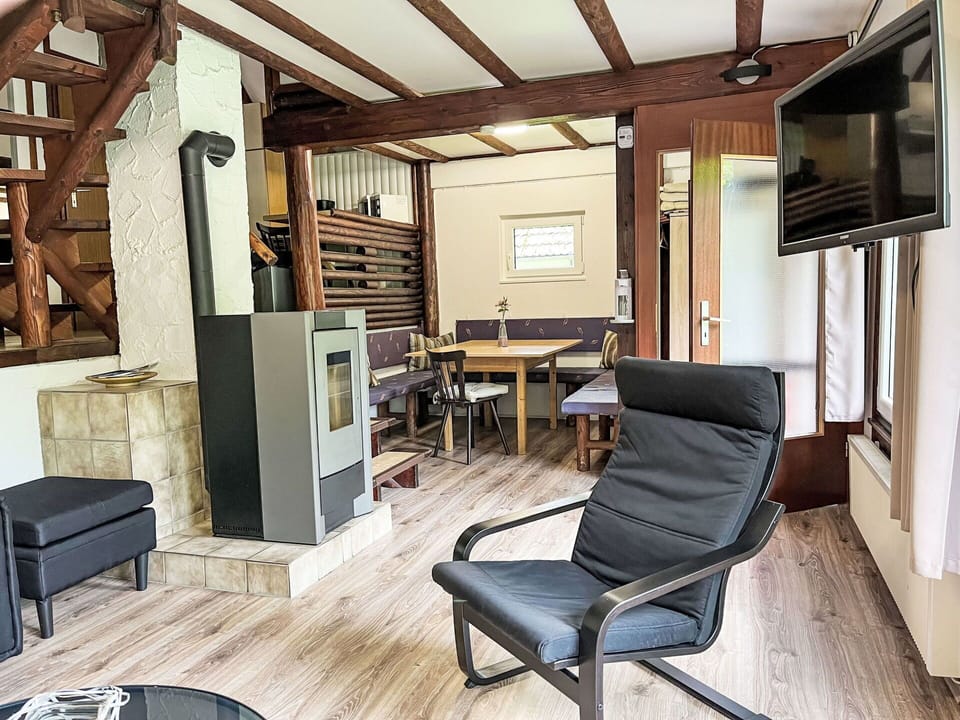 Property, Furniture, Wood, Interior Design, Flooring, Floor, Living Room, Wall, Hardwood, Chair