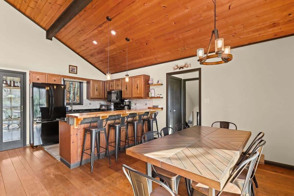 Dine in style! Our cozy dining area, conveniently located next to the kitchen, boasts a wooden table that can accommodate up to 8 guests. Perfect for savoring your homemade delights.