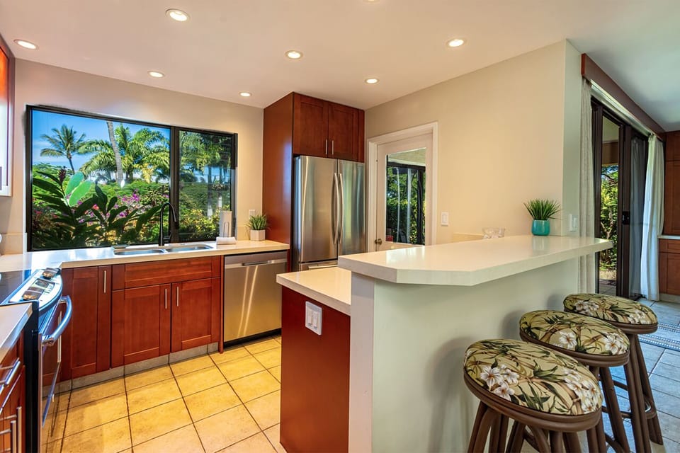 Easy access to the lanai from the kitchen