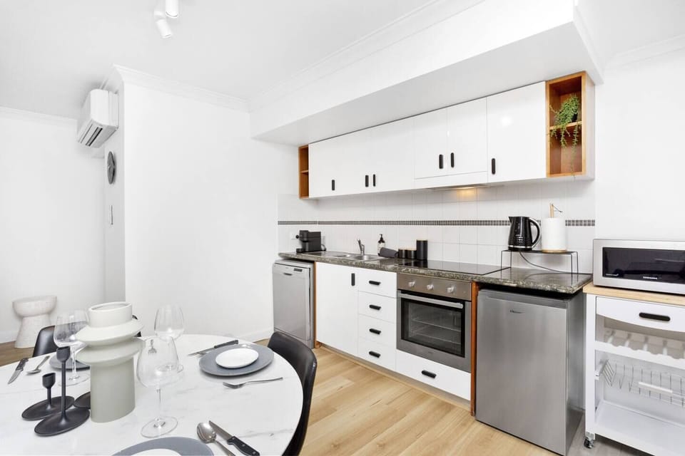 Feel right at home in Perth with this thoughtful kitchen and dining setup. Whether you're planning a quiet night in or preparing a packed lunch for your city adventures, the well-appointed kitchen provides the flexibility you desire. 