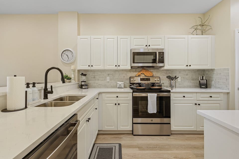 Dishwasher : Oven : Electric Stove : Microwave : Garbage Disposal