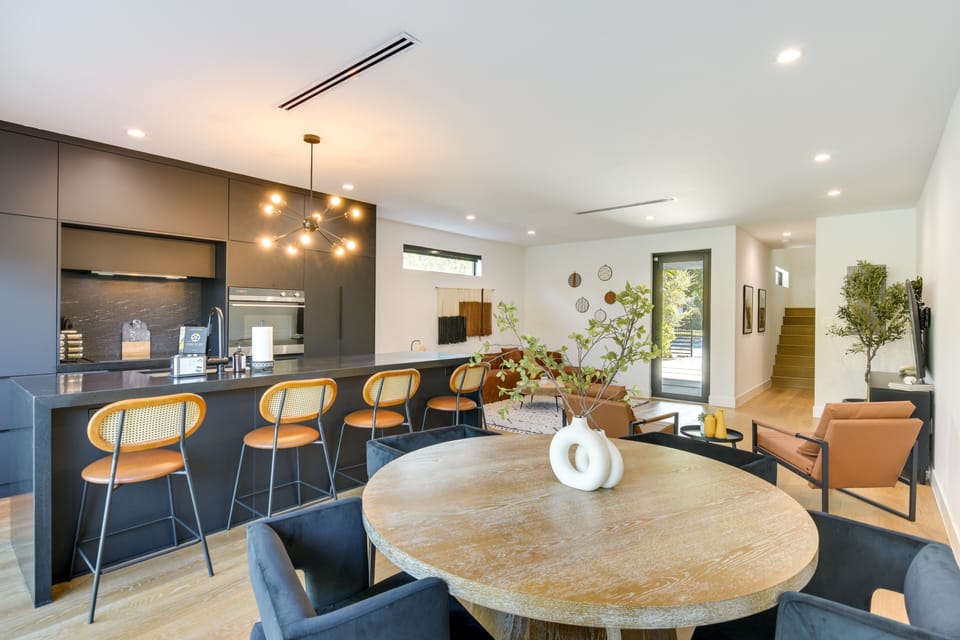 Dining Area | Dishware & Flatware Provided