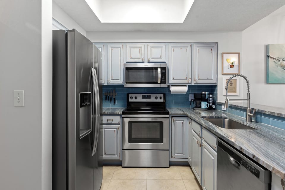 Everything you need for family meals. Blender, hand mixer, crockpot, Keurig