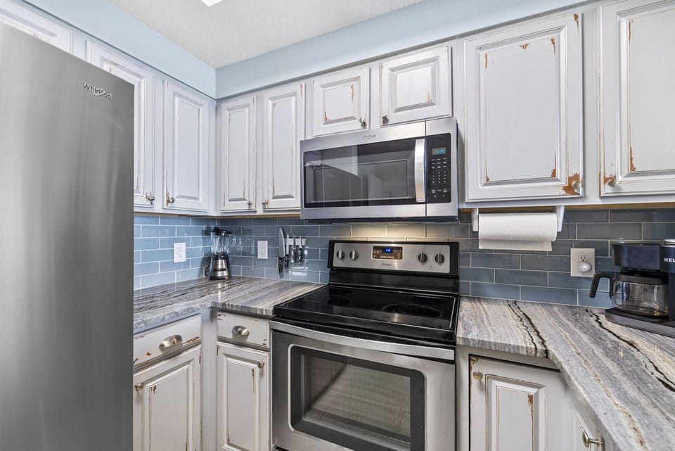 [Kitchen] fully equipped with breakfast bar for 4