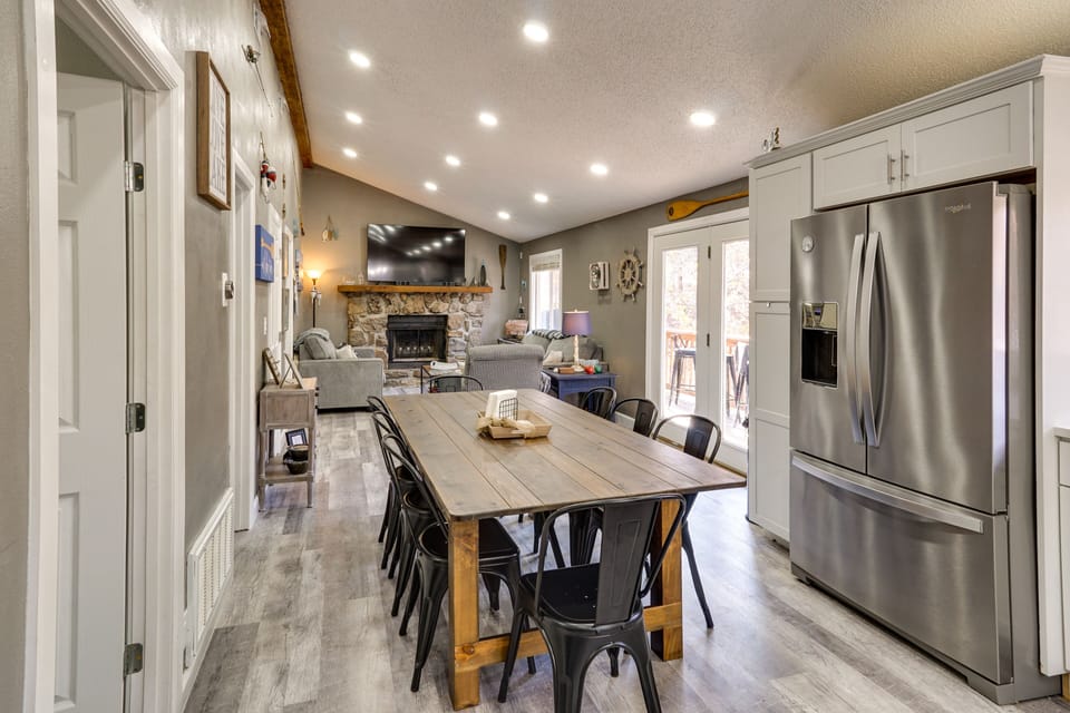 Dining Area | Dishware & Flatware Provided