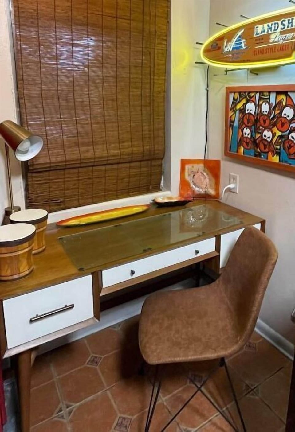 Work Space desk with outlets and fast WIFI !