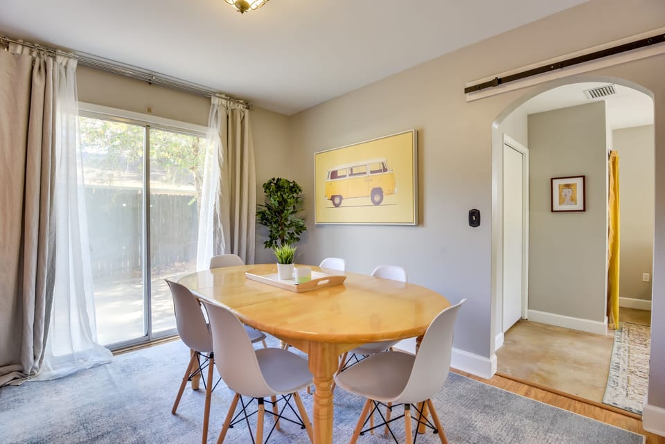 Dining Area | Dishware/Flatware Provided