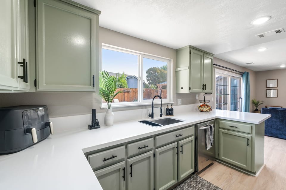 Another view of the beautiful kitchen 