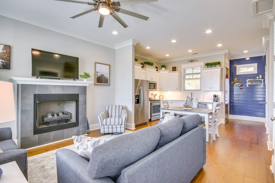 Living Room | Queen Sleeper Sofa | Single-Story Cottage | Free WiFi | Smart TV