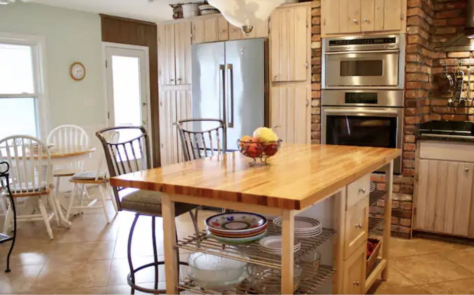 Spacious, bright, well-stocked kitchen fully-equipped for food prep