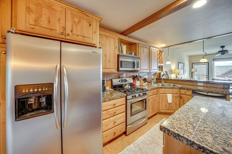 Kitchen | Equipped w/ Cooking Essentials