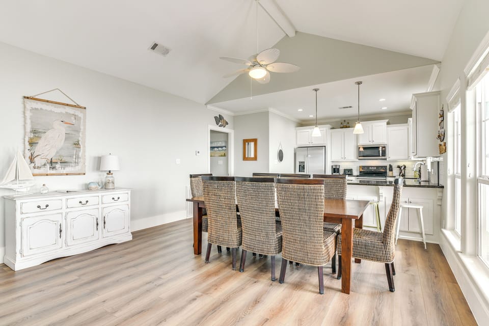 Dining Area | Dishware & Flatware Provided | Central A/C