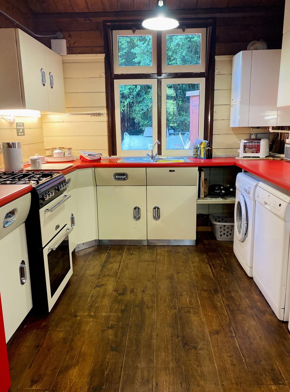 Vintage English Rose kitchen. Washing machine, dishwasher, coffee machine...