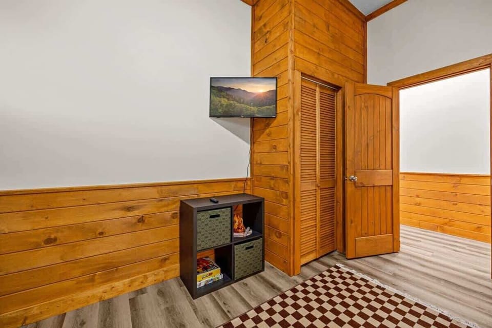 (Main House) Your Rustic Retreat awaits! Modern amenities meet charming wood details for a delightful escape!