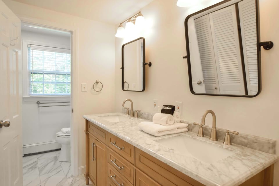 2nd Floor en suite Full Bathroom w/ Shower