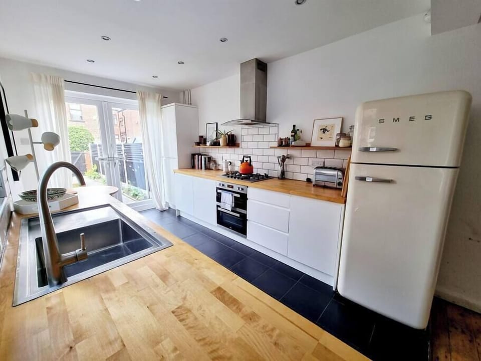 Cook breakfast, lunch and dinner in this beautiful kitchen 